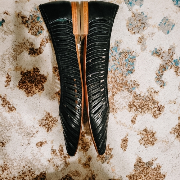 Linea Paola Black Cut out Black Flats size 8.5 - Picture 2 of 3